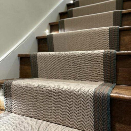 Tapis d'escalier tissé plat Stripes. Finley FG05 Putty/Spruce