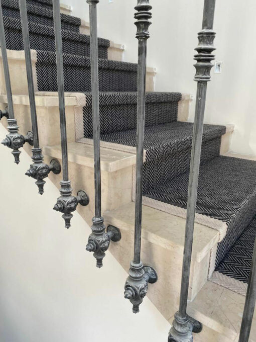 Tapis d'escalier sur mesure avec bord