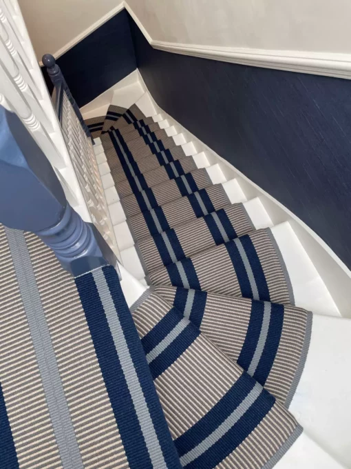 Photo d'un passage d'escalier, modèle PNT27 French Blue. 100% laine.