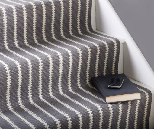 Tapis d'escalier tissé plat avec un livre