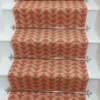 Tapis d'escalier rose pâle avec motif de triangles sur escaliers en bois blanc